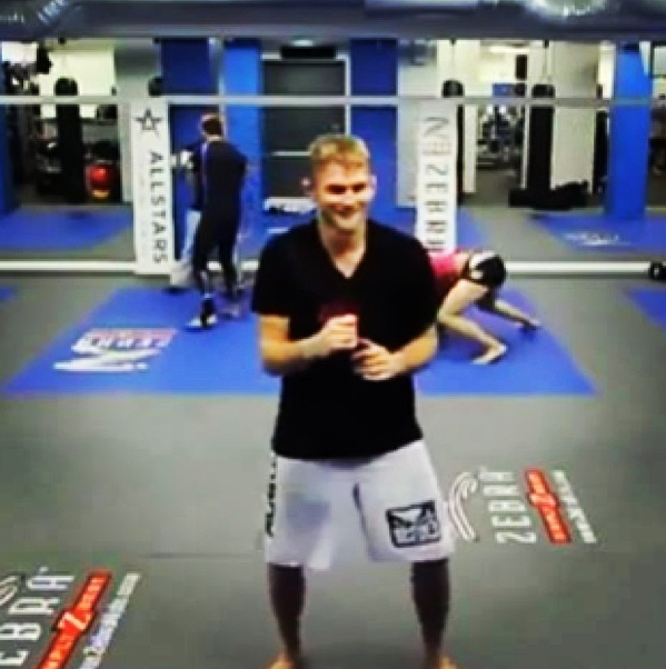 Killen har moves! Se efter själv i klippet nedan då Allstar gym kör sin version av "Harlem Shake". Killen har moves! Se efter själv i klippet nedan då Allstar gym kör sin version av "Harlem Shake".